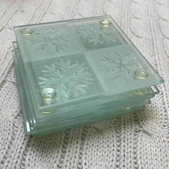 Winter glass coasters. Set of 8. Frosted snowflakes each with silicone bumpers - Picture 5 of 9